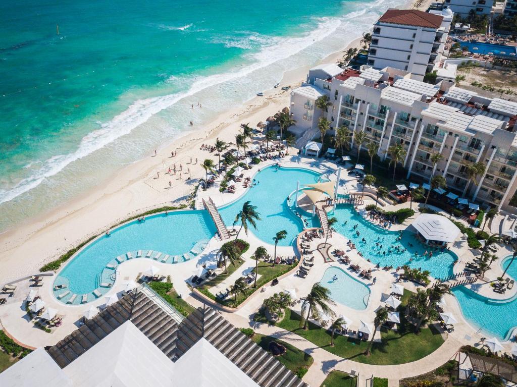 Dreams Jade Resort & Spa beachfront all-inclusive resort in Puerto Morelos with modern architecture, pools, and Caribbean Sea views.