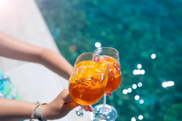 Sugar Reef Pool Bar at Dreams Riviera Cancun Resort & Spa featuring a vibrant swim-up bar, tropical cocktails, and lively main pool atmosphere.